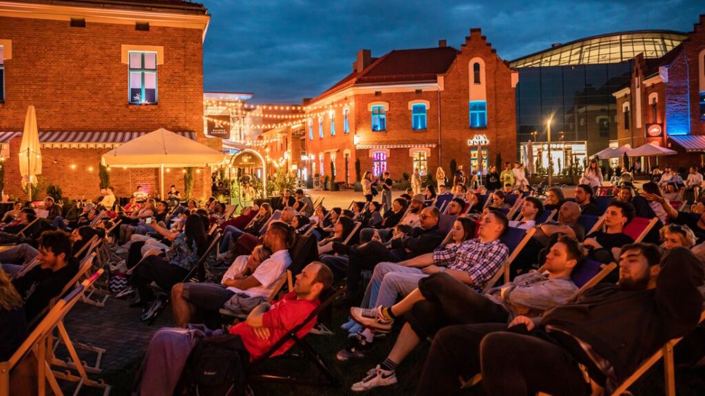 Kino plenerowe koło Galerii Kazimierz podczas Festiwalu Muzyki Filmowej w Krakowie